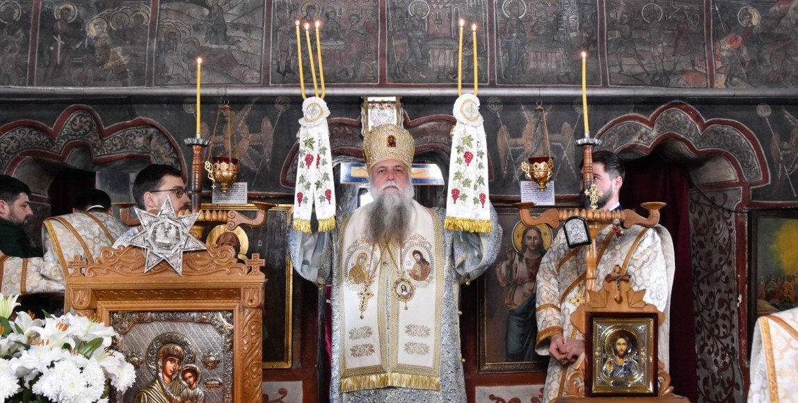 Slujire arhierească la o parohie din Vâlcea 356016