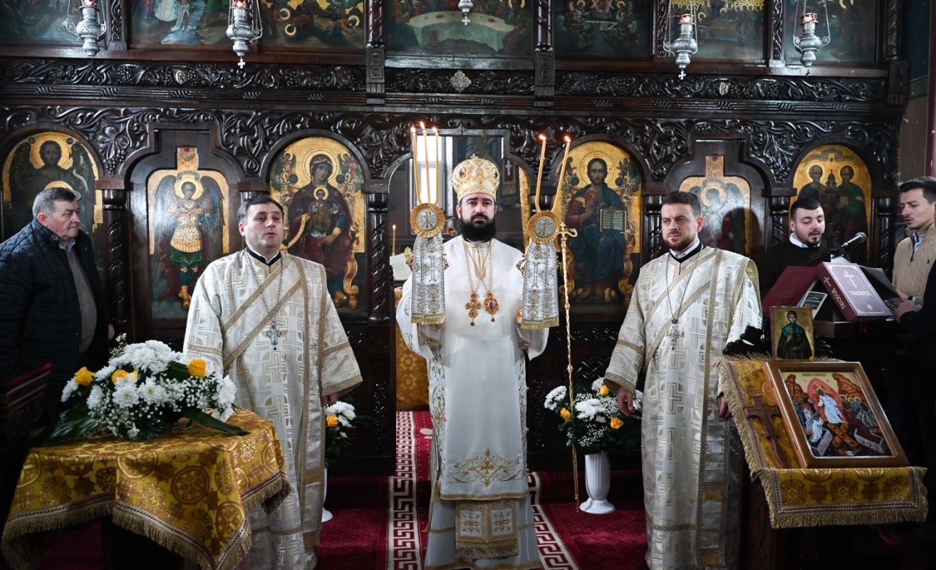 Slujirile ierarhilor hunedoreni în Duminica Izgonirii lui Adam din Rai 355985