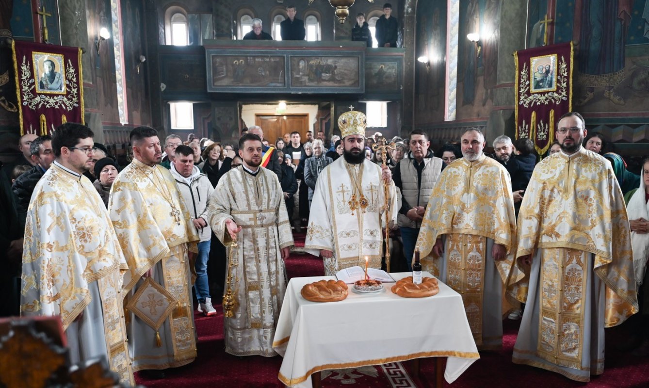 Slujirile ierarhilor hunedoreni în Duminica Izgonirii lui Adam din Rai 355986