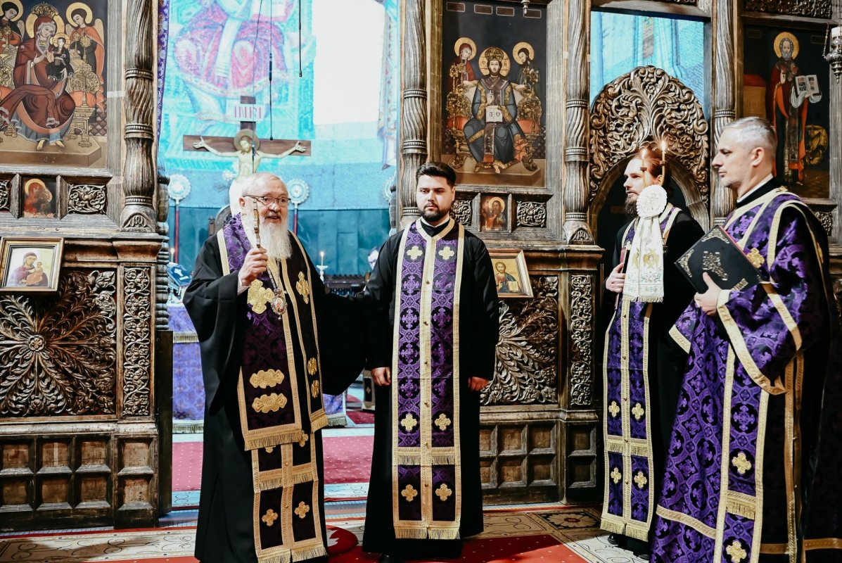 Credincioși uniți în rugăciune la Catedrala din Cluj‑Napoca 356079