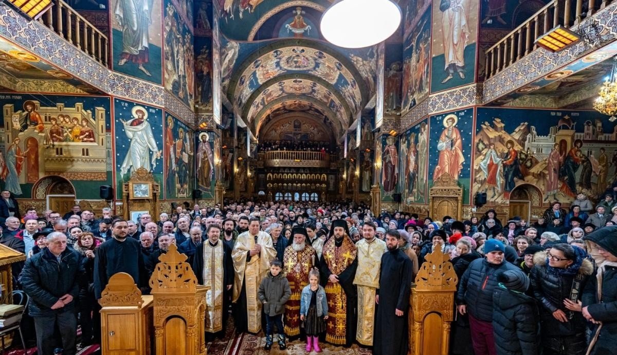 Ierarhi și credincioși în rugăciune la Biserica „Sfântul Dumitru” din Bacău 356195