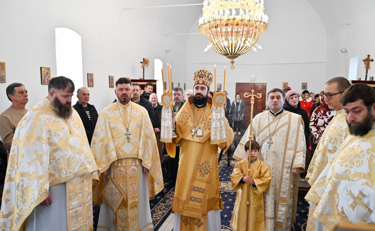 Hram la biserica din satul hunedorean Peștenița 356379