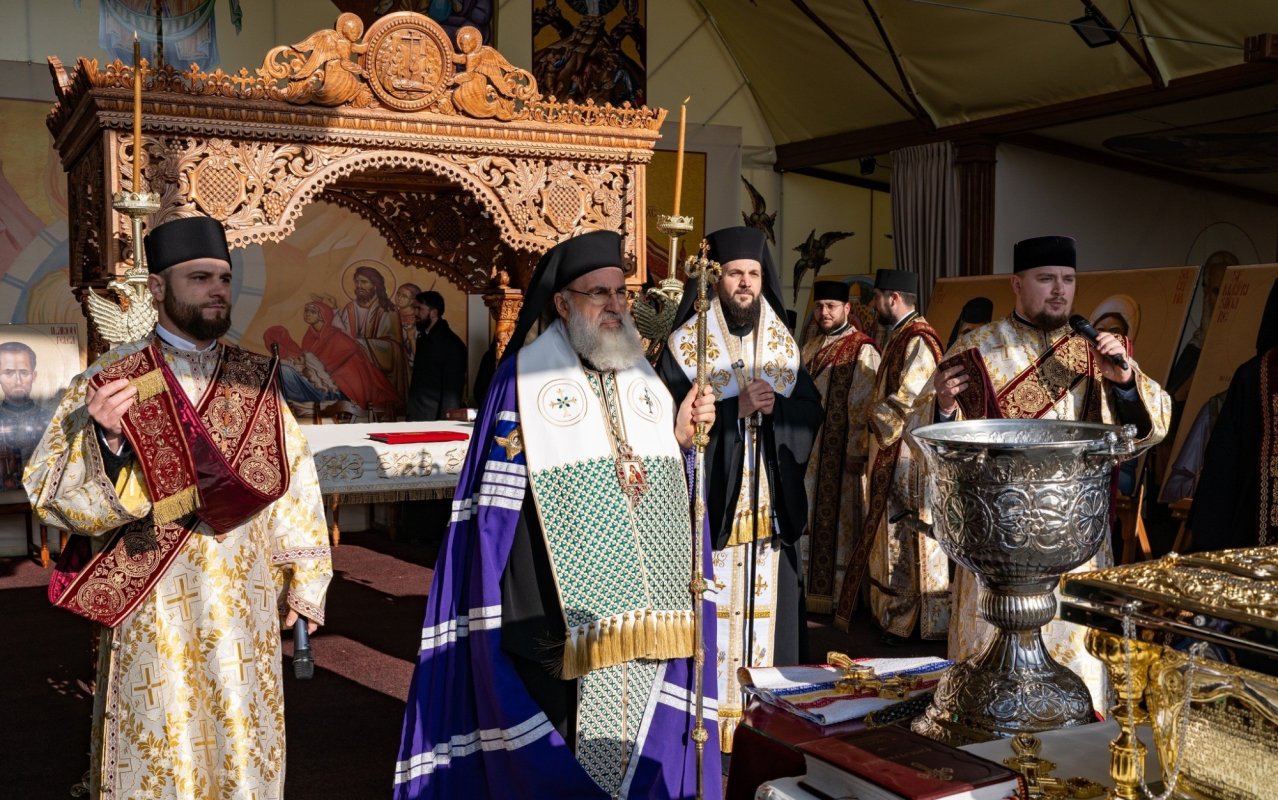 Peste 2.000 de pelerini la procesiunea cu sfintele icoane de la Roman 356488