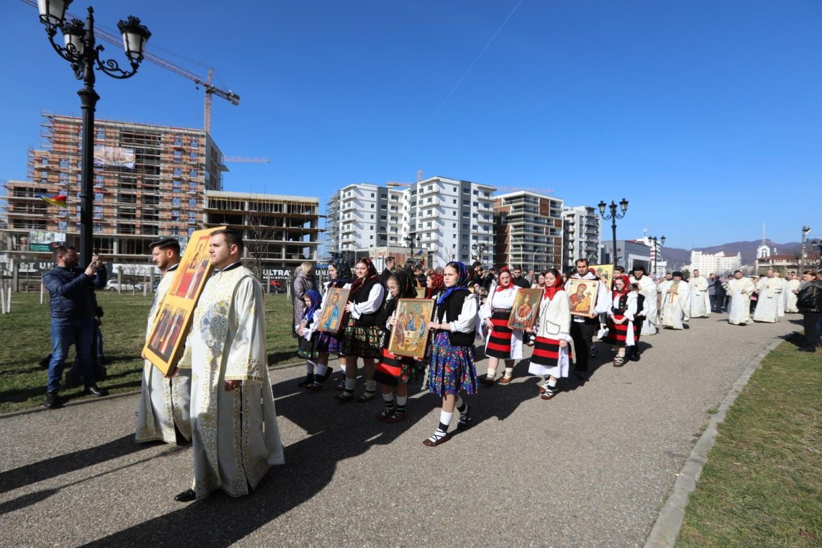 Procesiune la Catedrala Episcopală „Sfânta Treime”, Baia Mare 356611