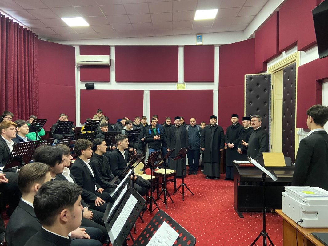 Elevi vrânceni în vizită la Seminarul Teologic din Buzau 356720