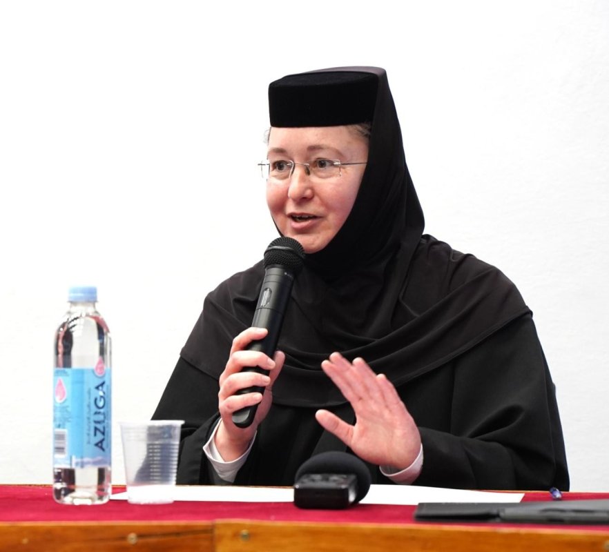 Conferință duhovnicească susținută de monahia Hrisantia Ivenco la Alba Iulia 356770
