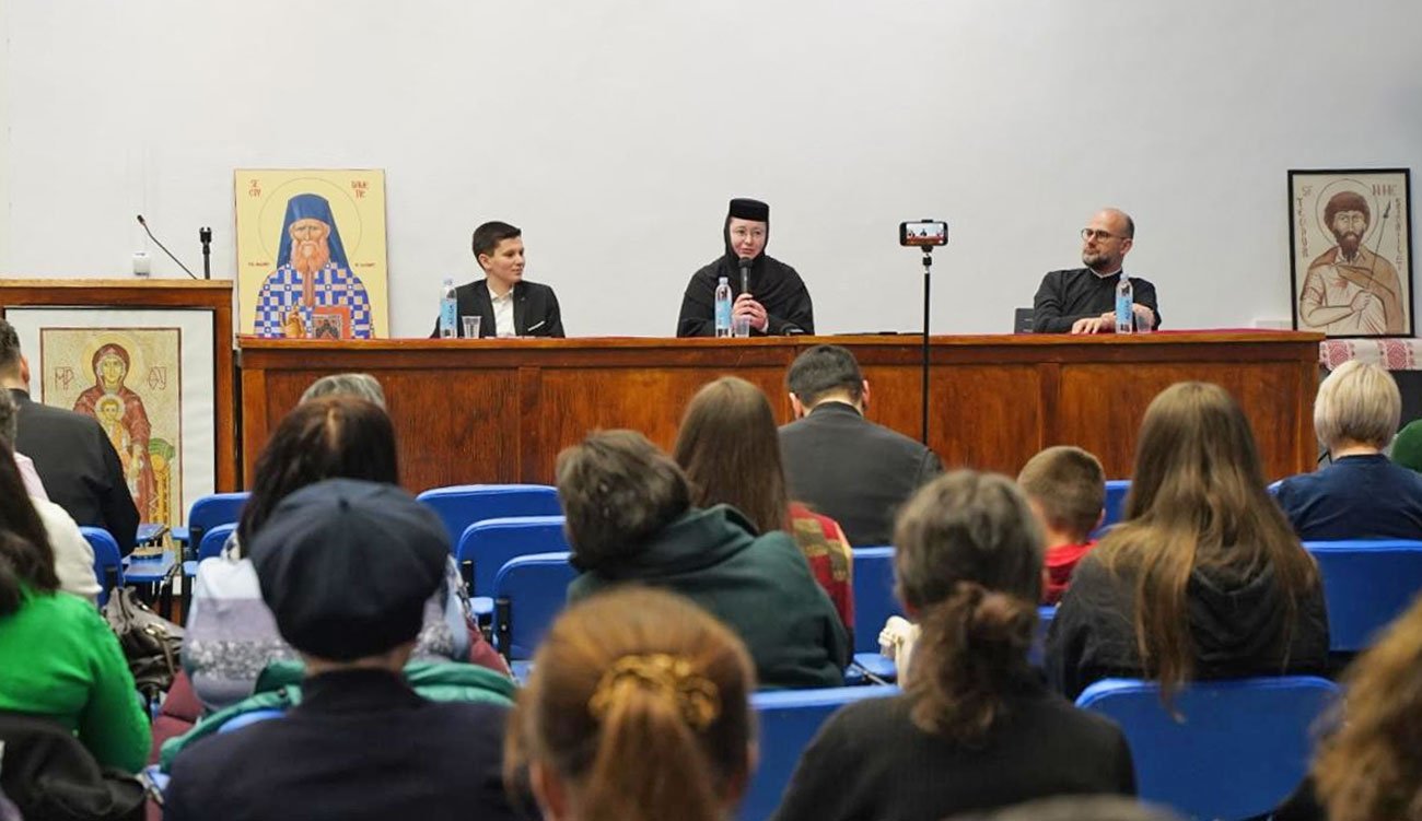 Conferință duhovnicească susținută de monahia Hrisantia Ivenco la Alba Iulia 356774