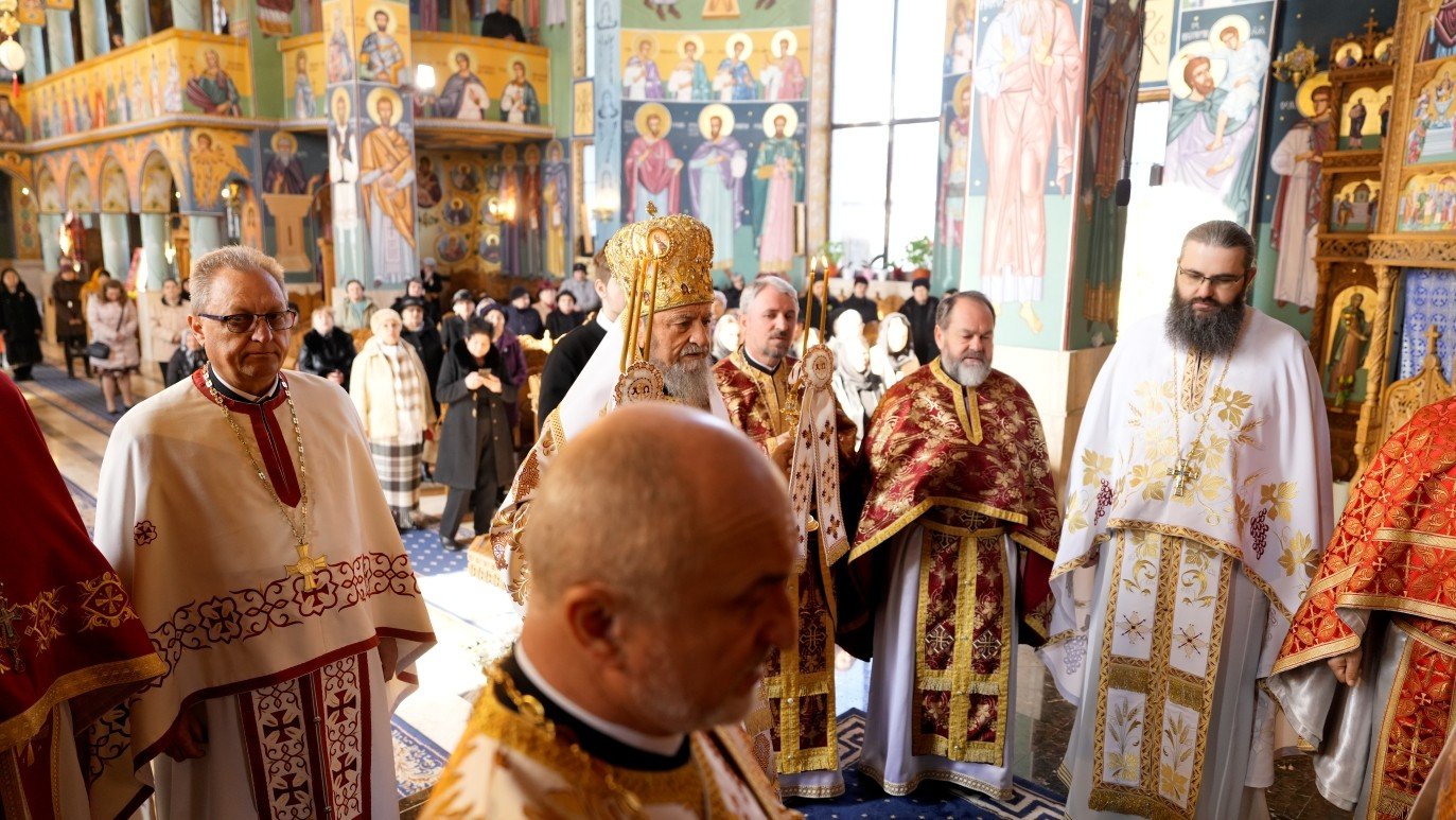 Liturghie arhierească la Biserica „Sfinţii Împărați Constantin și Elena” din Sibiu 357008