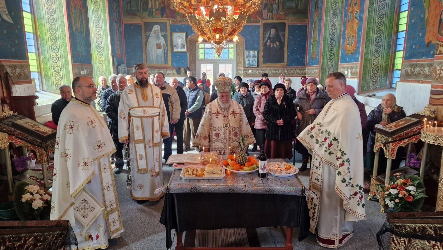 Vizită arhierească în Parohia Iazurile din Tulcea 357024