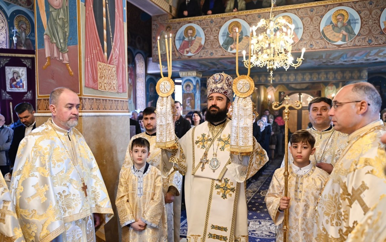 Slujirile ierarhilor hunedoreni în Duminica a 2-a din Postul Mare 357131