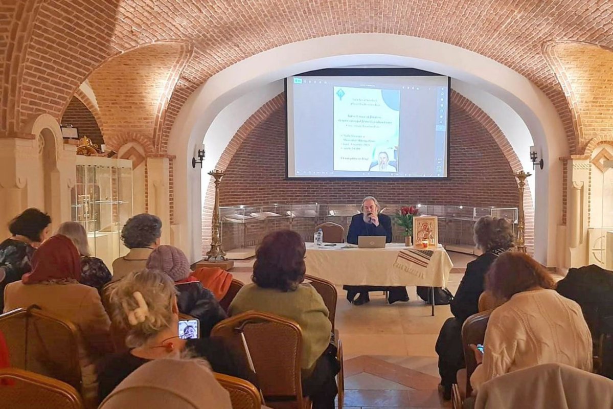 Conferința „Între Cruce și Înviere: despre curajul femeii credincioase” 357233