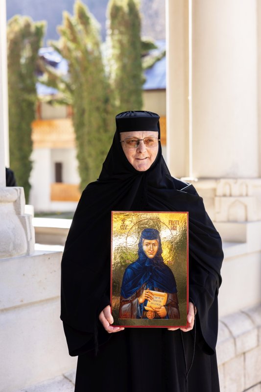 Au fost deshumate moaștele Sfintei Cuvioase Filotimia de la Râmeț 357333