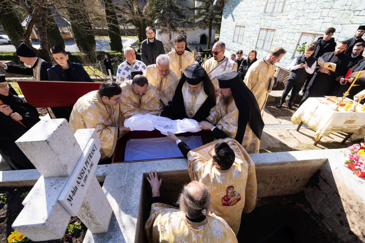 Au fost deshumate moaștele Sfintei Cuvioase Filotimia de la Râmeț 357334