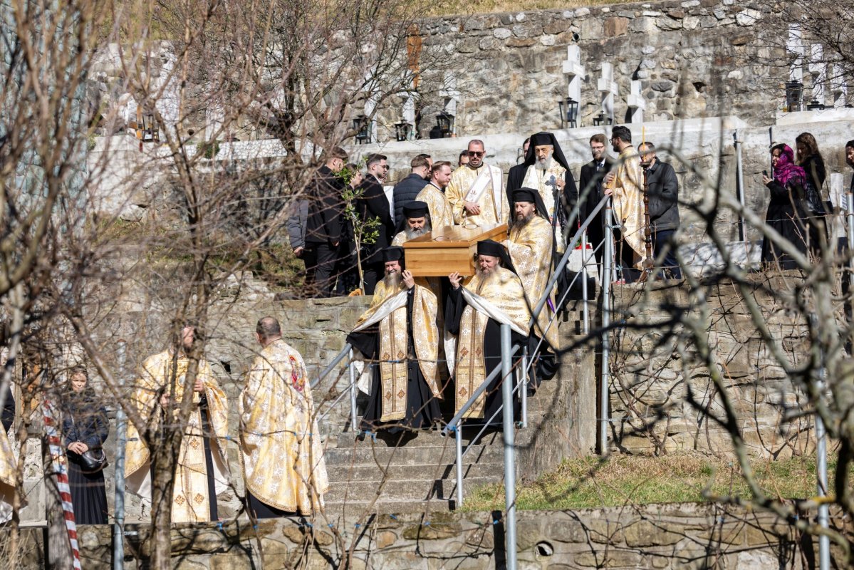 Au fost deshumate moaștele Sfintei Cuvioase Filotimia de la Râmeț 357335