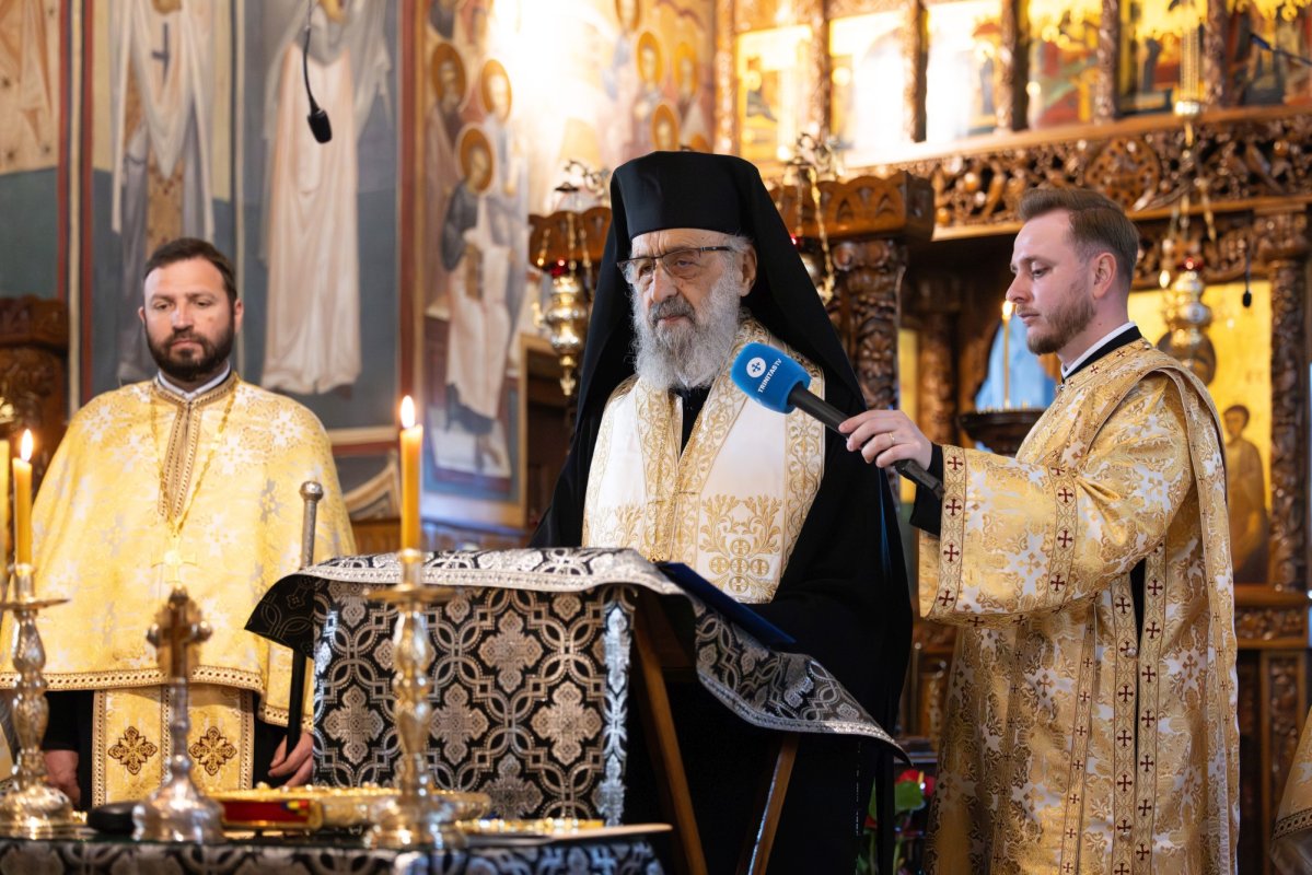 Au fost deshumate moaștele Sfintei Cuvioase Filotimia de la Râmeț 357337