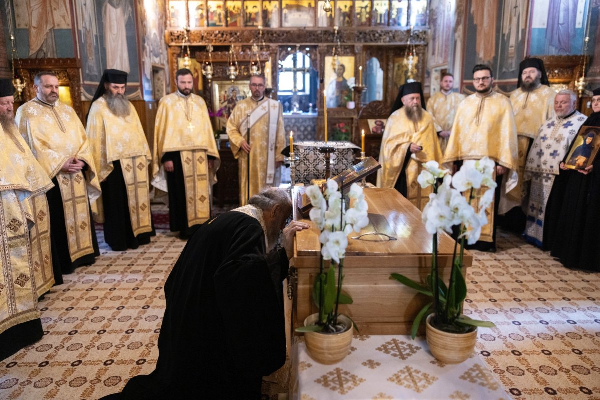 Au fost deshumate moaștele Sfintei Cuvioase Filotimia de la Râmeț 357338