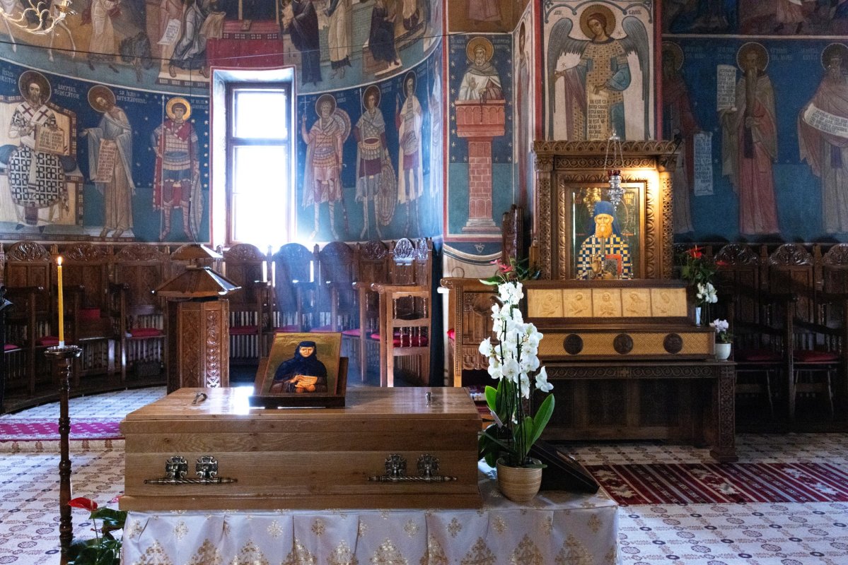 Au fost deshumate moaștele Sfintei Cuvioase Filotimia de la Râmeț 357339