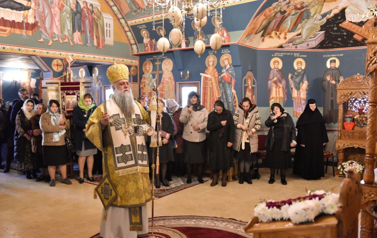 Duminica a 3‑a din Postul Mare la o mănăstire vâlceană 357537