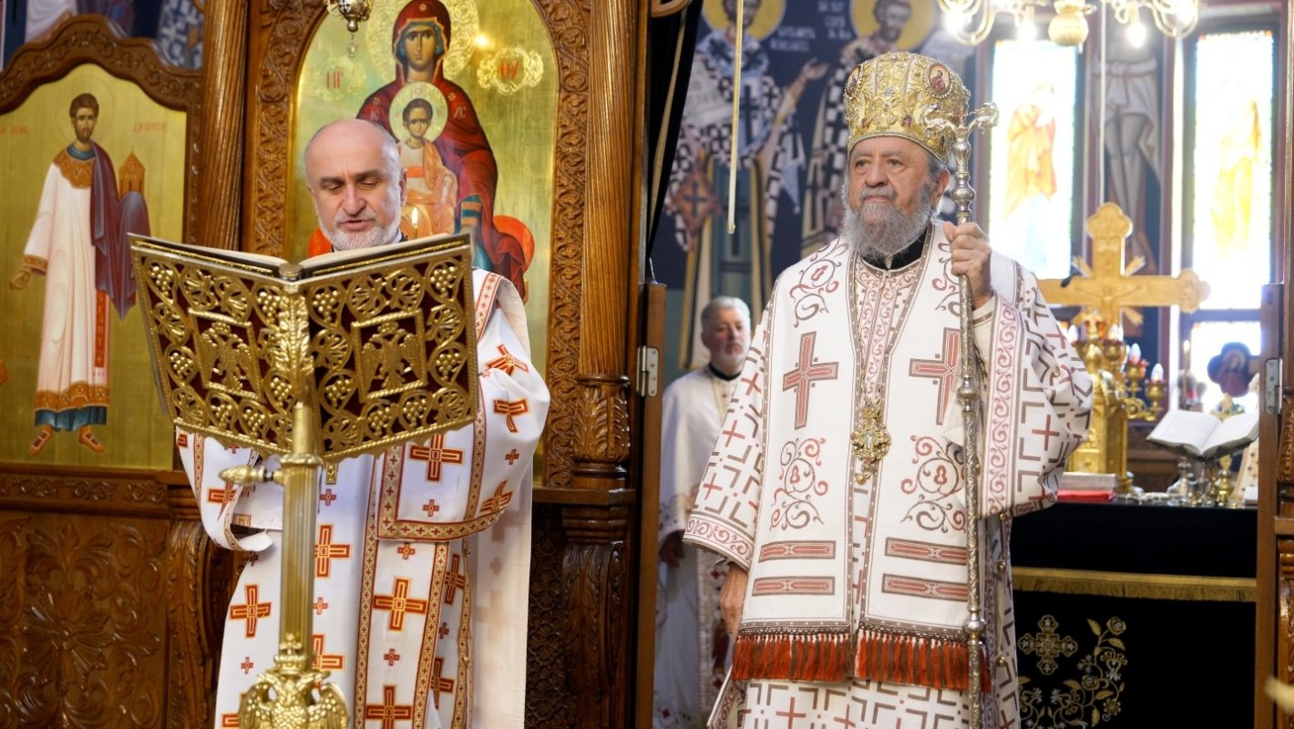 Liturghie arhierească în Biserica „Sfinţii Arhangheli” din cartierul sibian Ştrand 357503