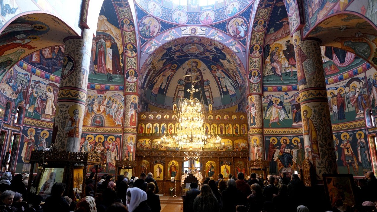 Liturghie arhierească în Biserica „Sfinţii Arhangheli” din cartierul sibian Ştrand 357504