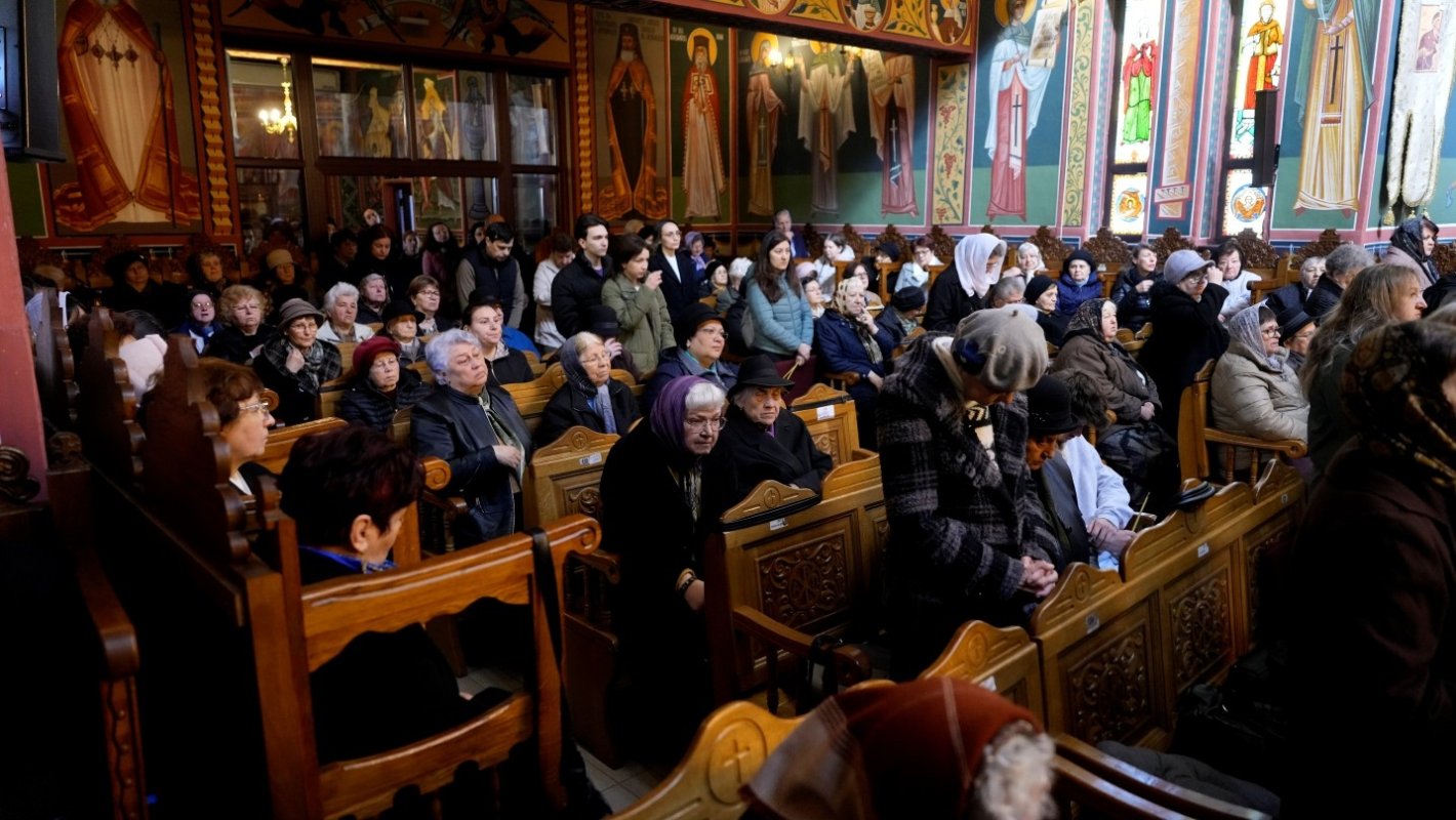 Liturghie arhierească în Biserica „Sfinţii Arhangheli” din cartierul sibian Ştrand 357505
