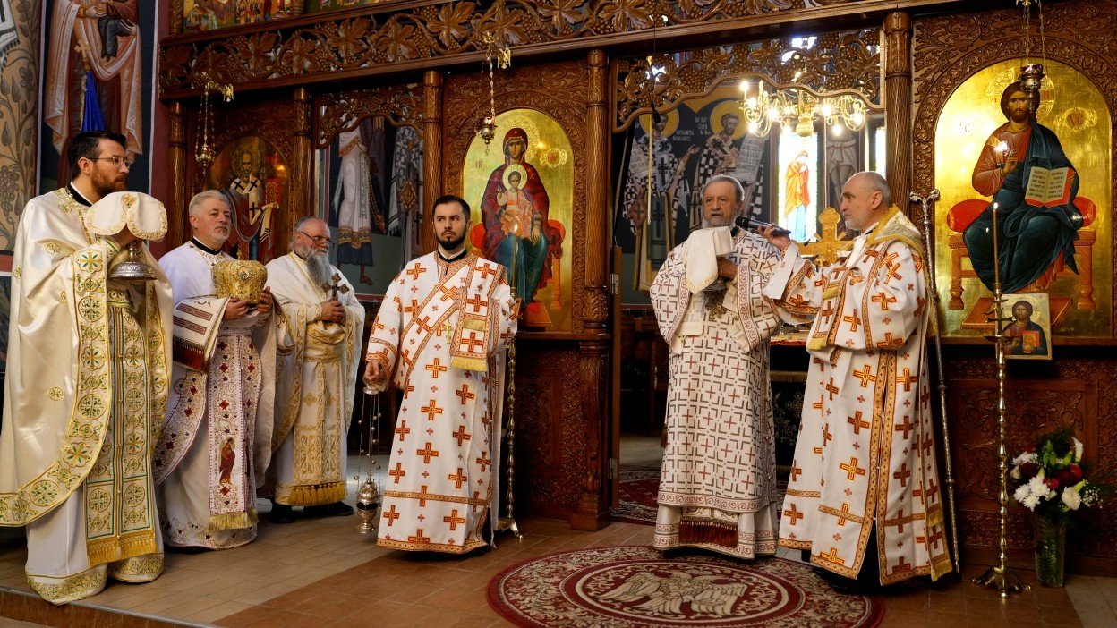 Liturghie arhierească în Biserica „Sfinţii Arhangheli” din cartierul sibian Ştrand 357506