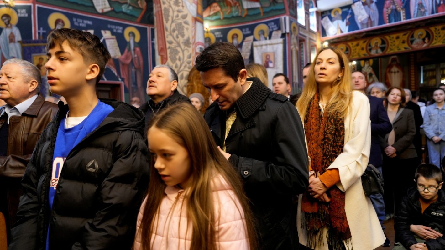 Liturghie arhierească în Biserica „Sfinţii Arhangheli” din cartierul sibian Ştrand 357507