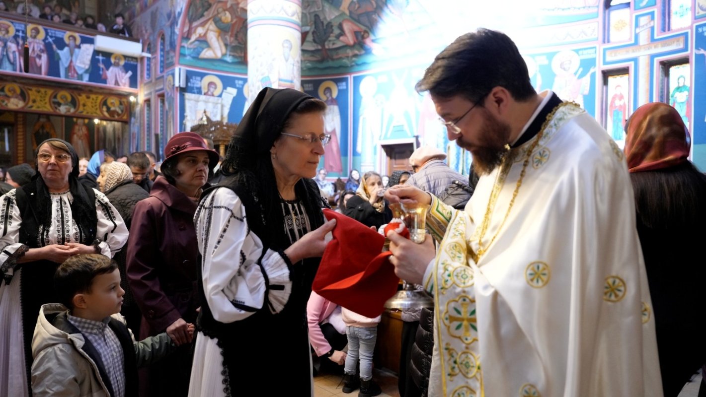 Liturghie arhierească în Biserica „Sfinţii Arhangheli” din cartierul sibian Ştrand 357508