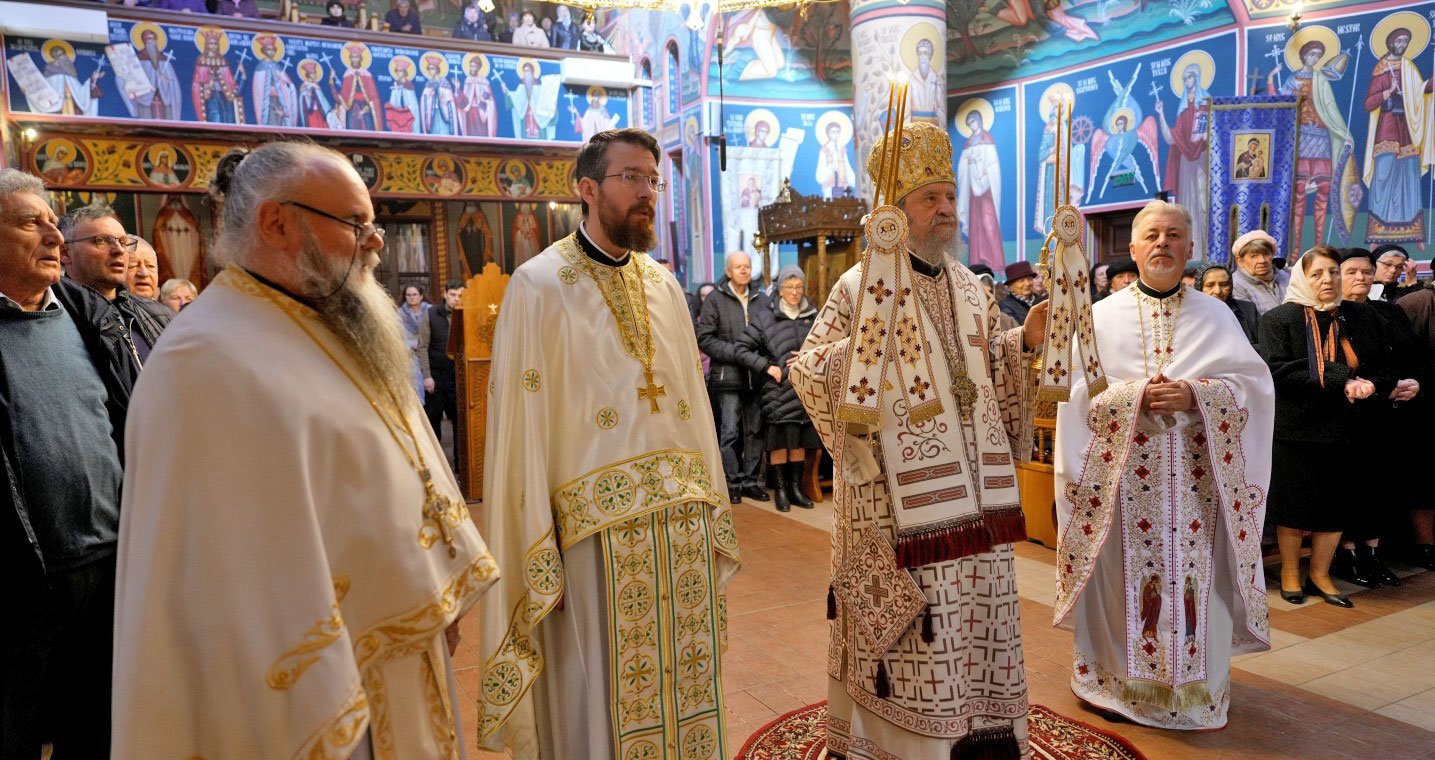 Liturghie arhierească în Biserica „Sfinţii Arhangheli” din cartierul sibian Ştrand 357509