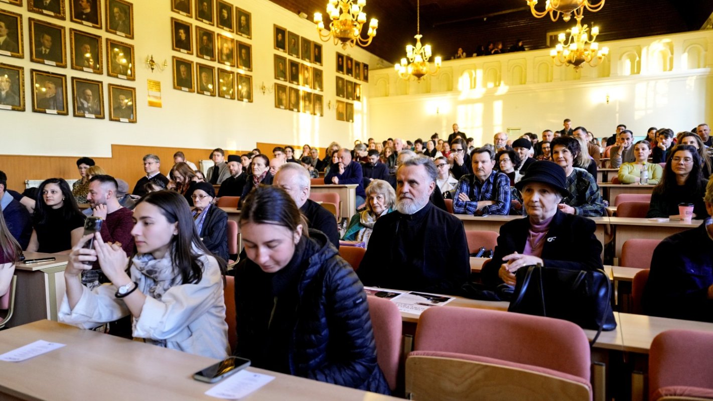 Părintele Răzvan Ionescu a conferenţiat la Sibiu 357522