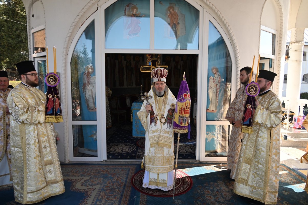 Sărbătoare la Mănăstirea Sfintei Cruci din Oradea 357593