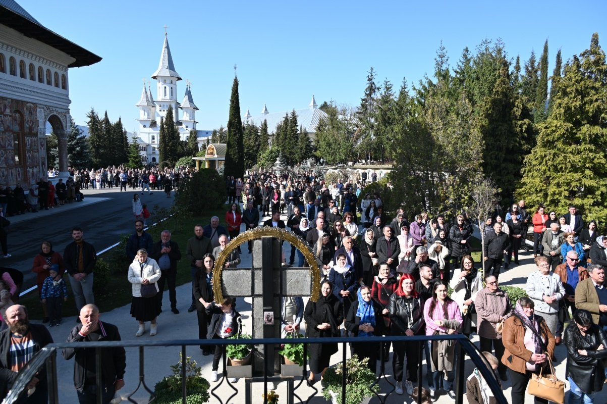 Sărbătoare la Mănăstirea Sfintei Cruci din Oradea 357594