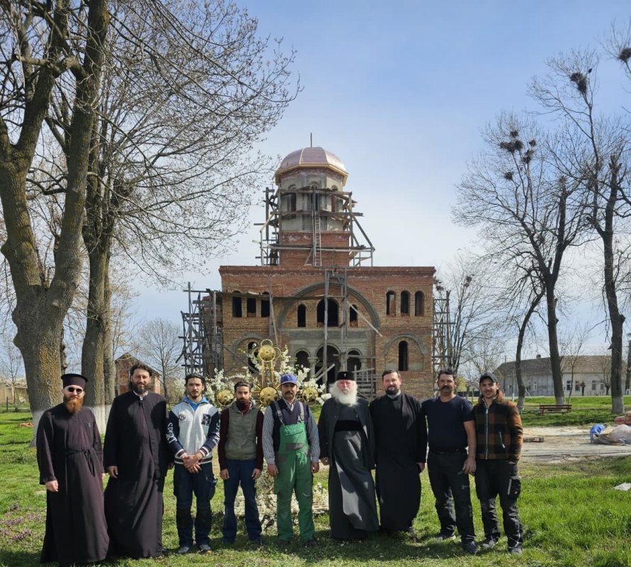 Așezarea sfintei cruci pe turla bisericii din Moravița 357773