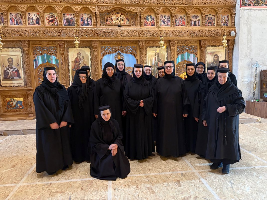 Datoriile stareţei Ambrozia de la Mănăstirea „Dintr-un Lemn” 357497