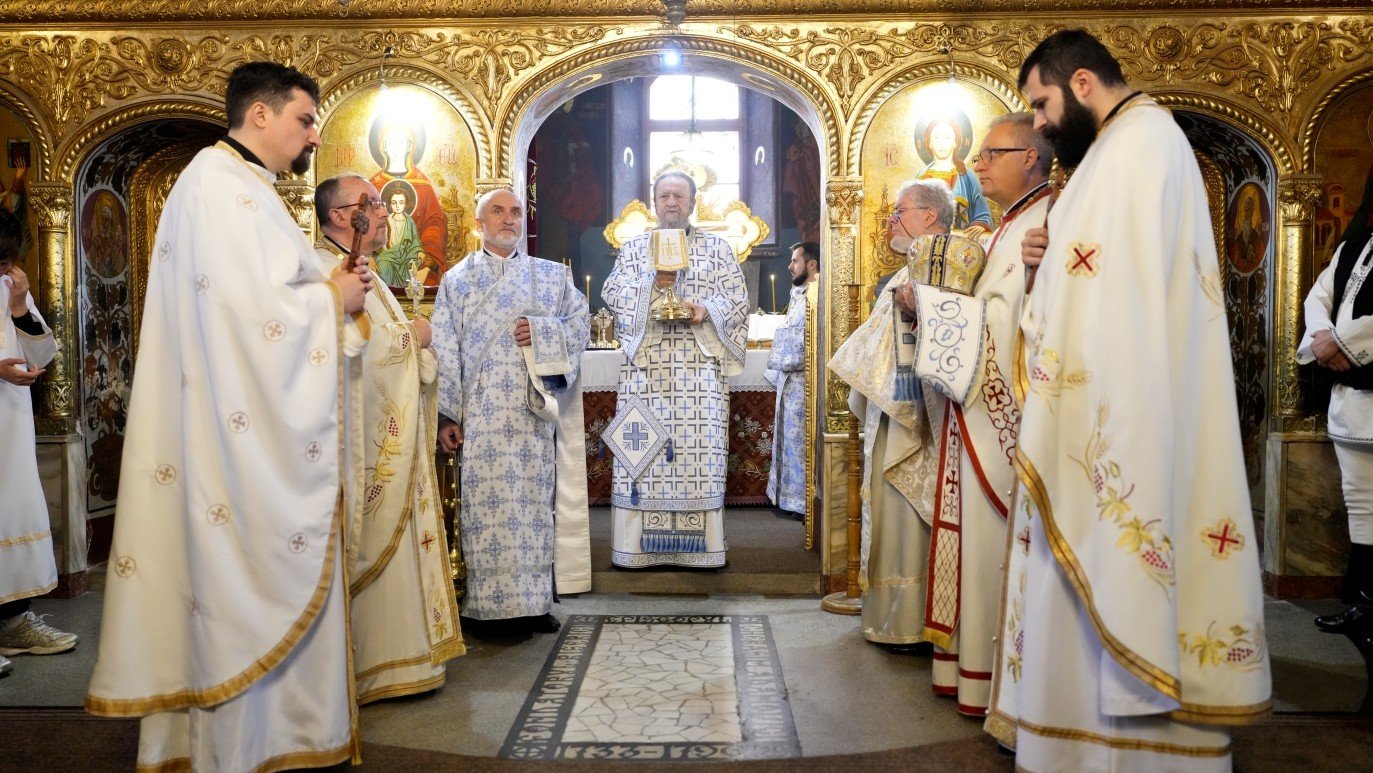 Liturghie arhierească în cea mai veche biserică ortodoxă din Sibiu 357935