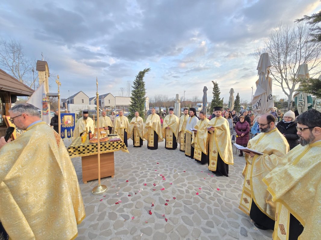 Comuniunea sfinților la hramul unei parohii noi din Bragadiru 358164