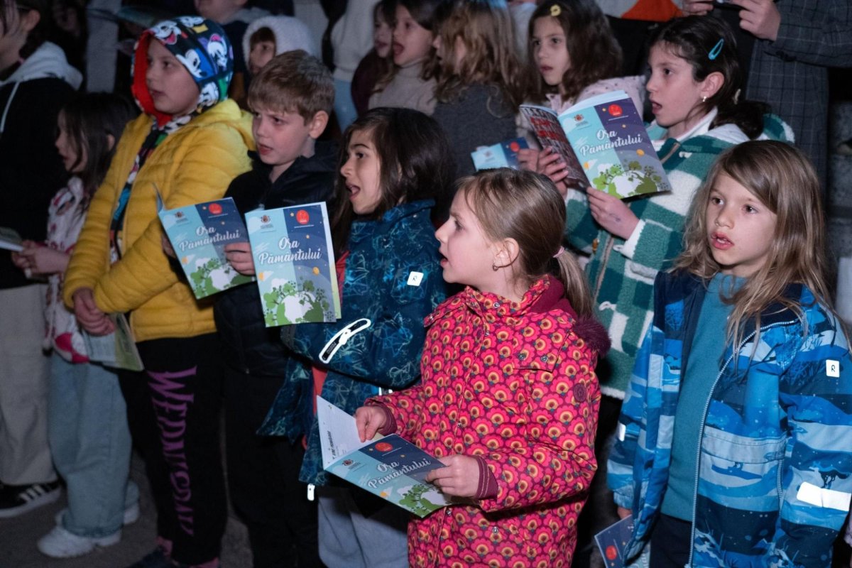 Educaţie prin muzică: zeci de mii de copii cântă pentru o lume mai bună 358309