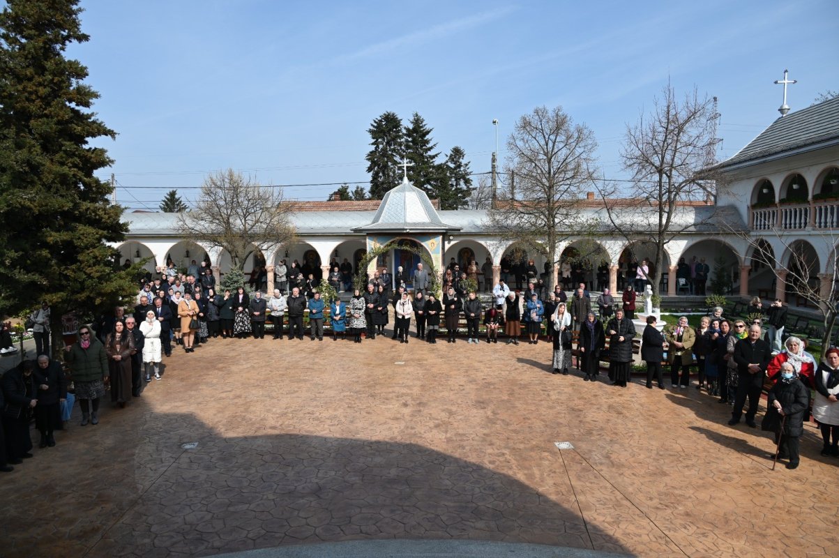 Sărbătoare la mănăstirea orădeană din cartierul Episcopia Bihor 358356