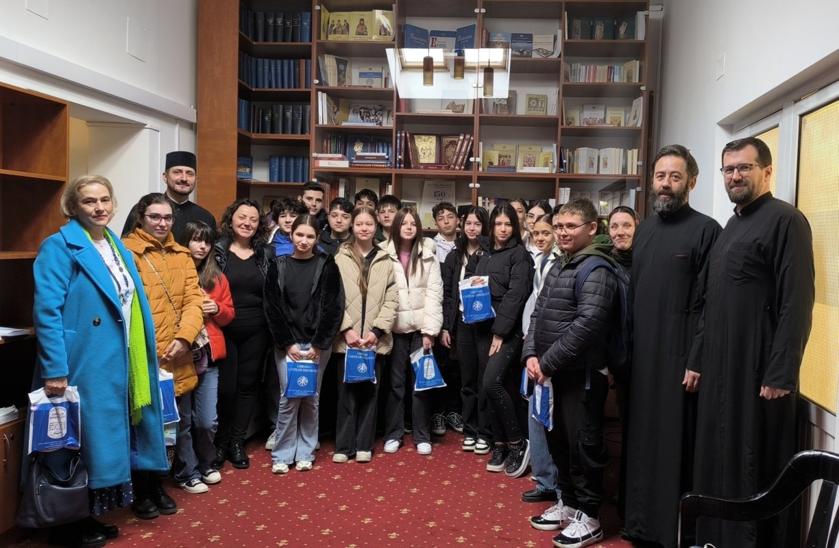 Elevi în vizită educativă la Tipografia și Editurile Patriarhiei Române 358695