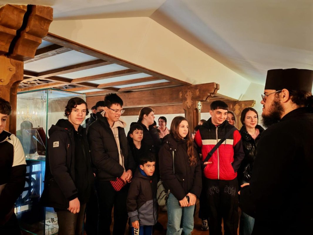 Elevi în vizită la mănăstirea voievodală Măxineni 358786