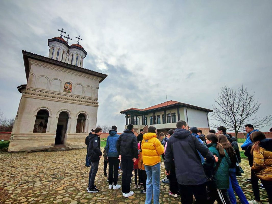 Elevi în vizită la mănăstirea voievodală Măxineni 358787