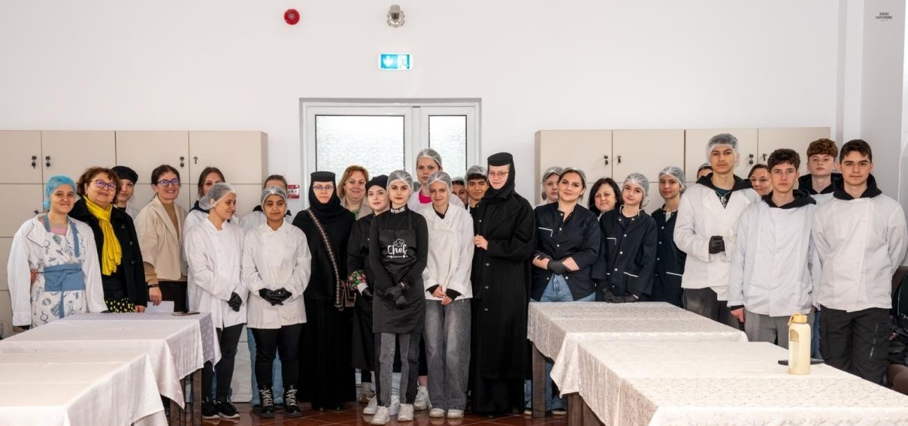 Proiectul educațional „Din pridvorul mănăstirii în farfuria elevului” la Alba Iulia 358939