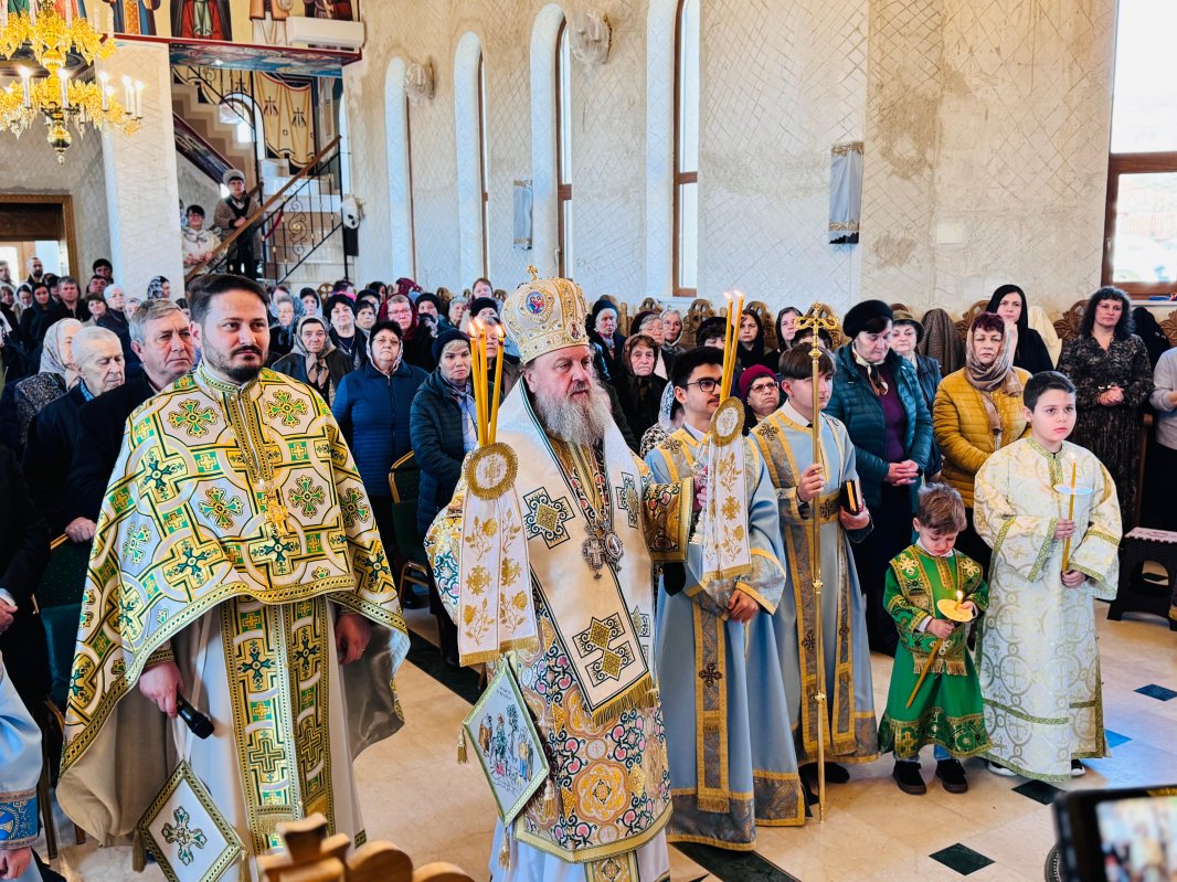 Intrarea Domnului în Ierusalim, prăznuită într‑o biserică prahoveană 359174