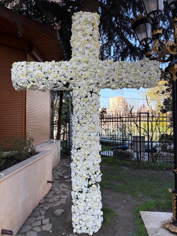 Crucea de flori - lumină a iubirii care se dăruiește fără măsură 359310