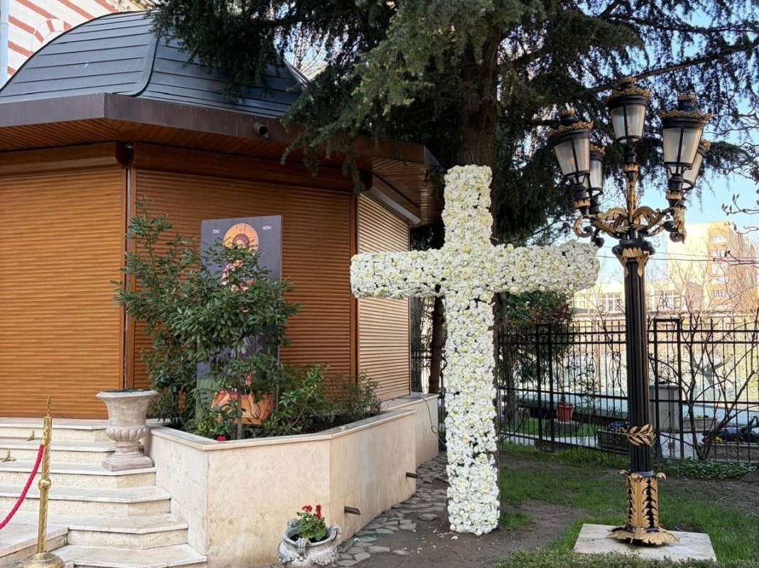 Crucea de flori - lumină a iubirii care se dăruiește fără măsură 359312