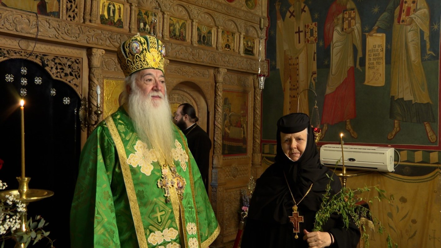 Slujire arhierească pe malul Dunării 359324