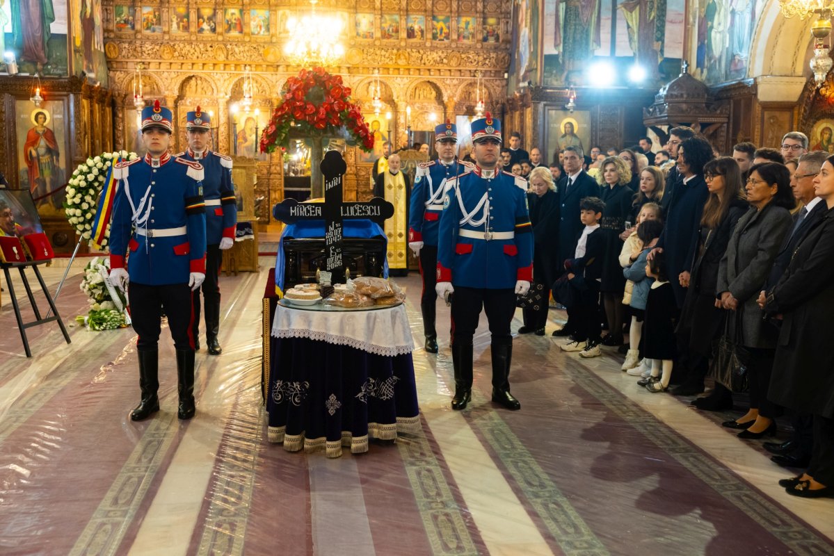 Mircea Lucescu a fost condus pe ultimul drum 359644