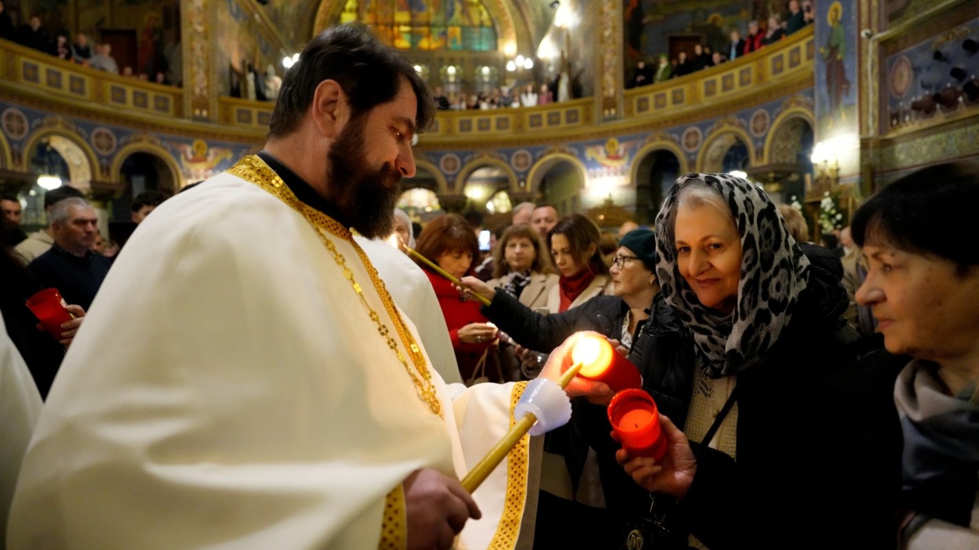 Mulțimi de credincioși la Sibiu, în noaptea Învierii 359798