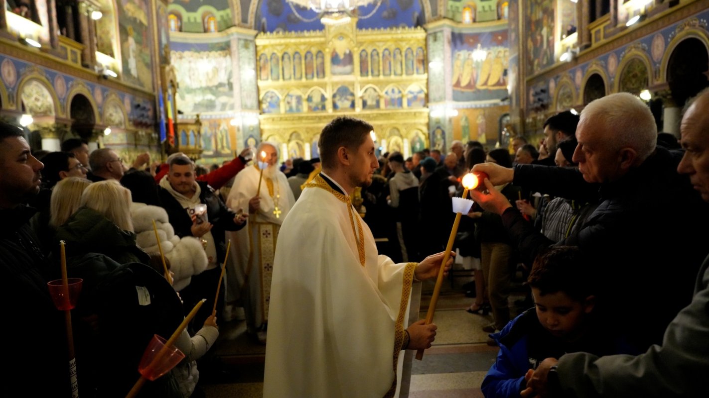 Mulțimi de credincioși la Sibiu, în noaptea Învierii 359799