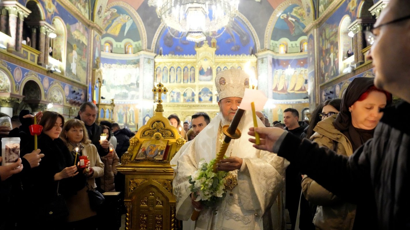 Mulțimi de credincioși la Sibiu, în noaptea Învierii 359800
